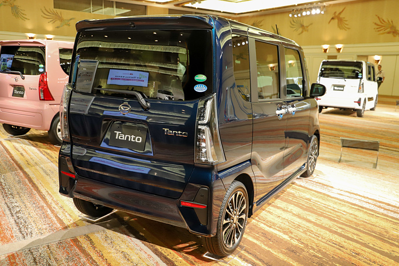 新型タント カスタム RS（レーザーブルークリスタルシャイン）