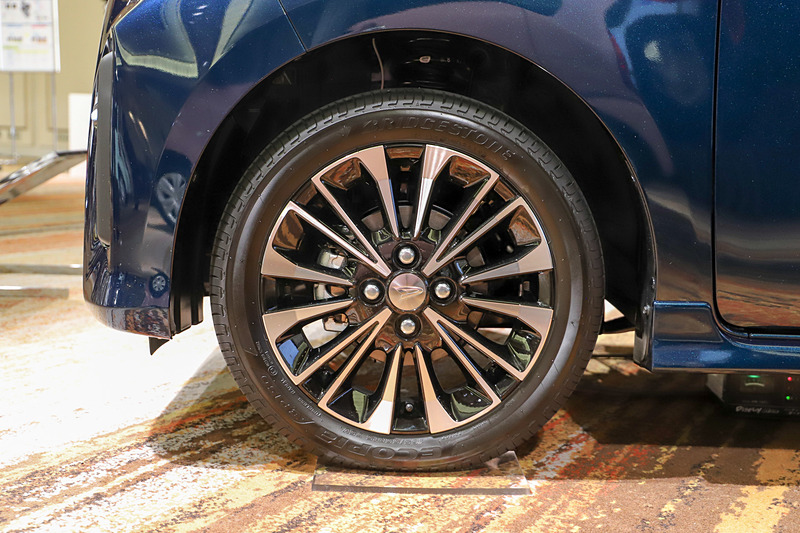 新型タント カスタム RS（レーザーブルークリスタルシャイン）