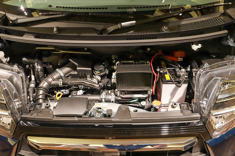 最高出力47kW（64PS）/6400pm、最大トルク100Nm（10.2kgfm）/3600rpmを発生する直列3気筒DOHC 0.66リッターターボ「KF」型エンジン