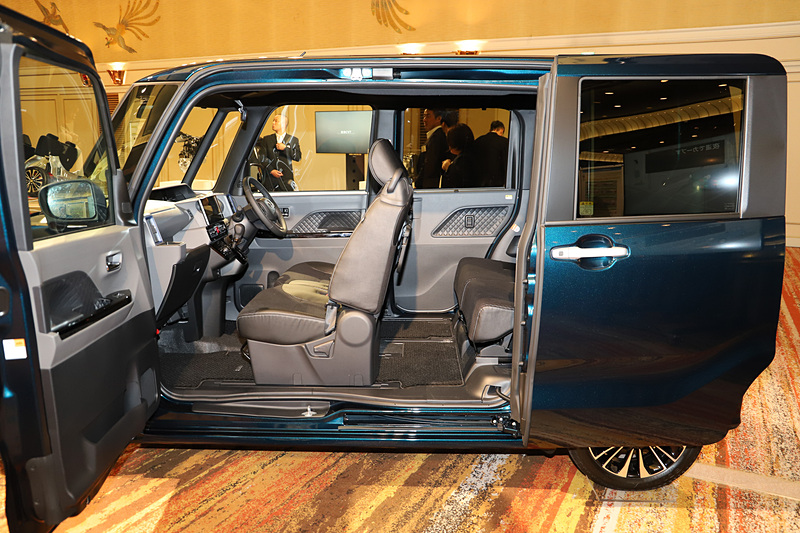 新型タント カスタム RS