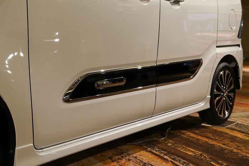 タント カスタム RS（ブラックマイカメタリック×シャイニングホワイトパール）