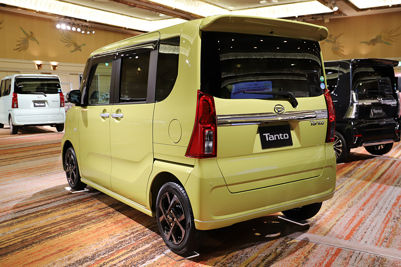 タント X（マスタードイエローマイカメタリック）のディーラーオプション装着車