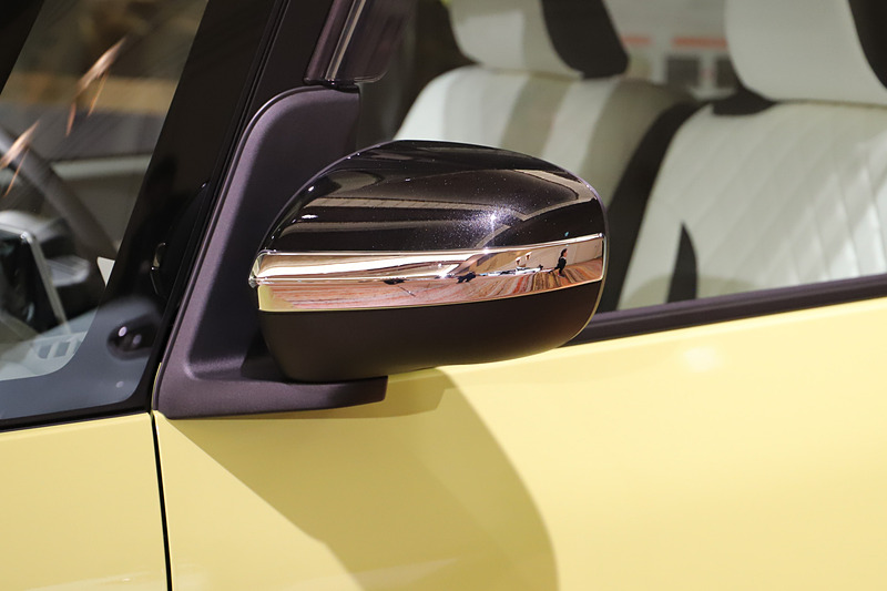 タント X（マスタードイエローマイカメタリック）のディーラーオプション装着車