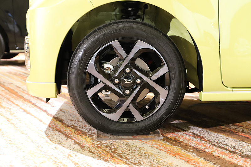 タント X（マスタードイエローマイカメタリック）のディーラーオプション装着車