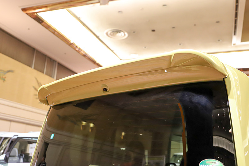 タント X（マスタードイエローマイカメタリック）のディーラーオプション装着車