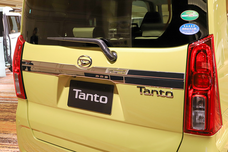 タント X（マスタードイエローマイカメタリック）のディーラーオプション装着車