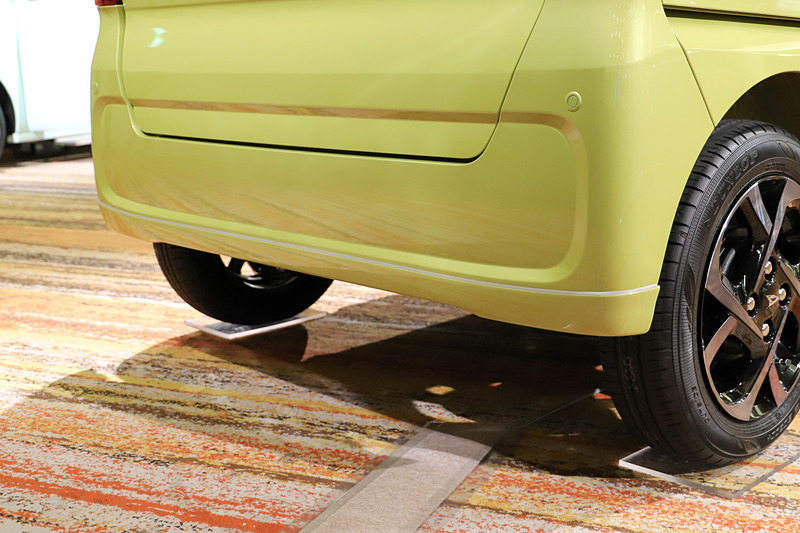 タント X（マスタードイエローマイカメタリック）のディーラーオプション装着車