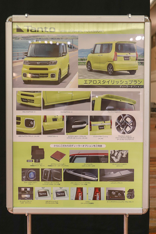 タント X（マスタードイエローマイカメタリック）のディーラーオプション装着車