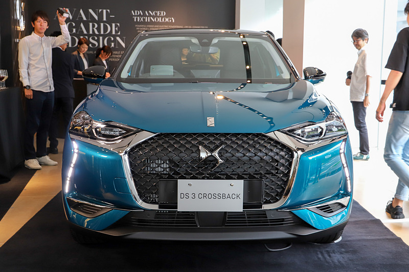 DS 3 クロスバック。ボディサイズは4120×1790×1550mm（全長×全幅×全高）、ホイールベースは2560mm、最低地上高は185mm。“都市生活者のためのBセグメントSUV”として全高を抑えている。最小回転半径は5.3m