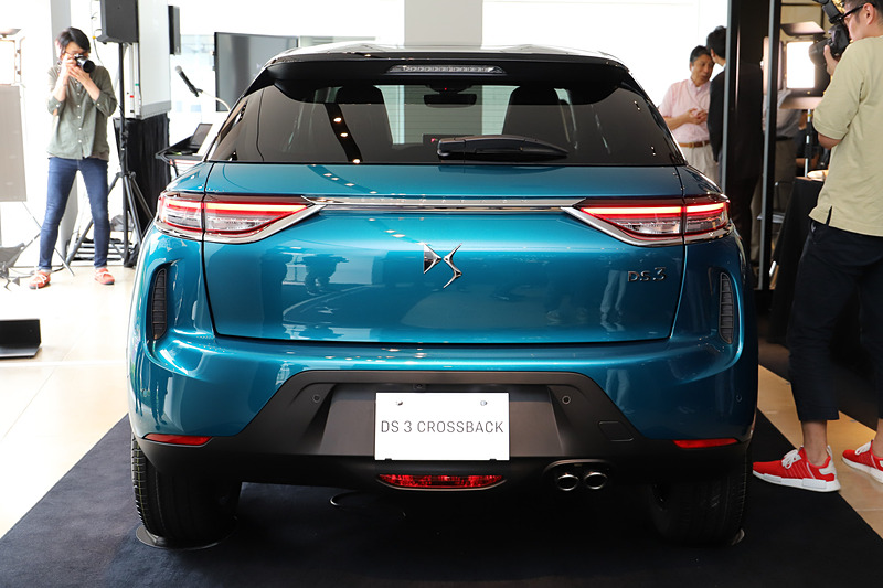 DS 3 クロスバック。ボディサイズは4120×1790×1550mm（全長×全幅×全高）、ホイールベースは2560mm、最低地上高は185mm。“都市生活者のためのBセグメントSUV”として全高を抑えている。最小回転半径は5.3m