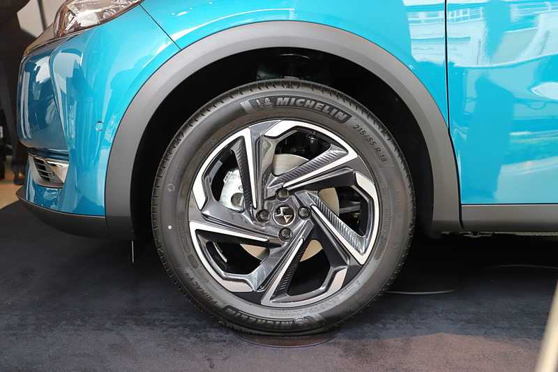 DS 3 クロスバック。ボディサイズは4120×1790×1550mm（全長×全幅×全高）、ホイールベースは2560mm、最低地上高は185mm。“都市生活者のためのBセグメントSUV”として全高を抑えている。最小回転半径は5.3m