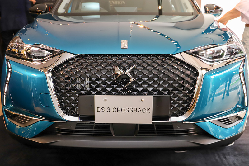 フロントデザインはDSウィングや、グリルを立体的に見せる装飾手法、「パールトップステッチ」をモチーフにしたデザインのデイタイムランプなどを採用。ヘッドライトにはDS初の「マトリクスLEDヘッドライト」を搭載した