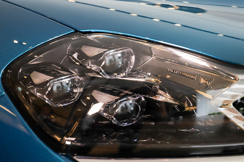 フロントデザインはDSウィングや、グリルを立体的に見せる装飾手法、「パールトップステッチ」をモチーフにしたデザインのデイタイムランプなどを採用。ヘッドライトにはDS初の「マトリクスLEDヘッドライト」を搭載した