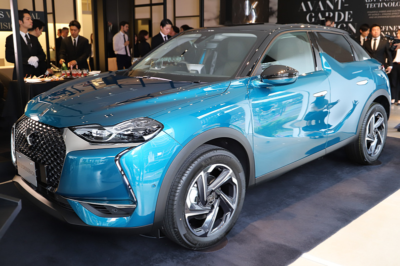 ドアパネルとガラスが接合しているようなデザインや、セグメント初となるドアハンドルのフラッシュサーフェイス処理を用いて、滑らかな印象のサイドビューとした