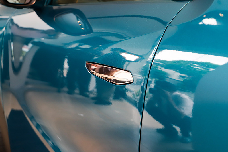 ドアパネルとガラスが接合しているようなデザインや、セグメント初となるドアハンドルのフラッシュサーフェイス処理を用いて、滑らかな印象のサイドビューとした