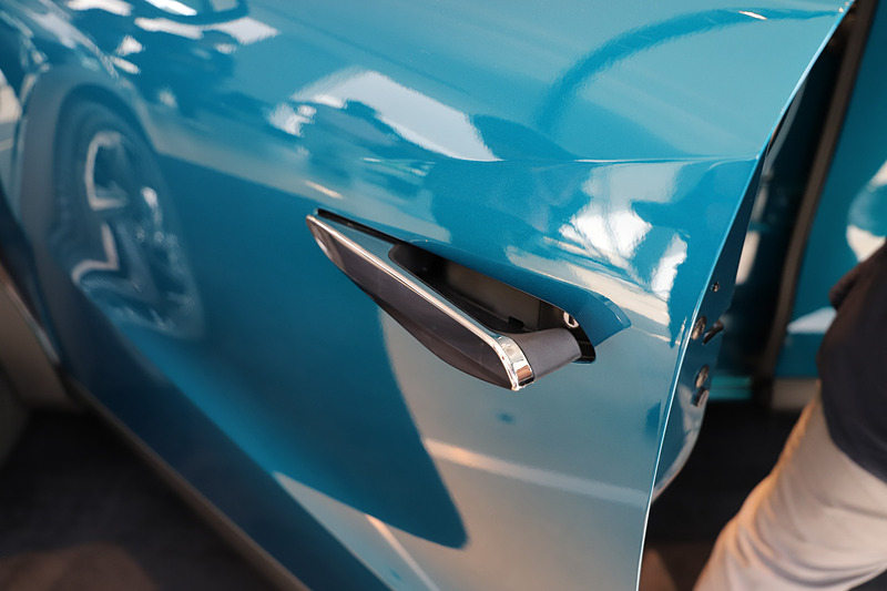 ドアパネルとガラスが接合しているようなデザインや、セグメント初となるドアハンドルのフラッシュサーフェイス処理を用いて、滑らかな印象のサイドビューとした
