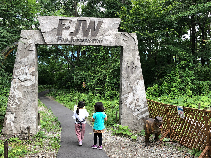 ずっと気になっていた、富士スピードウェイの一角にある恐竜探検アミューズメント「富士ジュラシックウェイ」に初潜入。4歳の娘は行く前まで「恐竜こわいからヤダ」なんて尻込みしていたのですが、5歳のお友達が一緒なので意気揚々と入って行きます。なかなか雰囲気のあるゲートで、大人の私も盛り上がってきちゃいますね