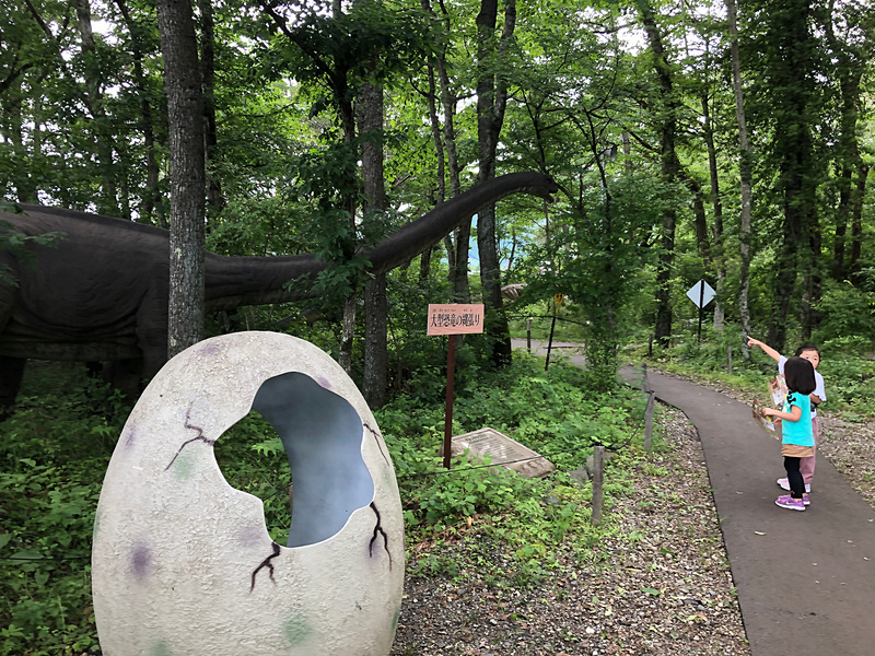 大人が見ると「ちょっと小さめかな～」と思う14体の恐竜たちですが、子供の目線だとけっこう大きいですよね。ところどころにある恐竜の卵は、中に入って写真が撮れるようになっているのですが、中を覗いた途端に「毛虫がいるから怖い！」と逃げ出した娘たち。恐竜より虫の方が怖いとはね……（笑）