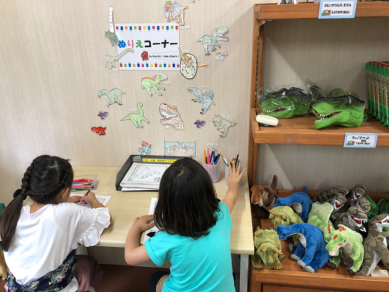 子供たちがいちばん食いついたのが、実はここ、ぬりえコーナー。出口にちょっとしたお土産ショップがあるのですが、ぬいぐるみなどかわいいものだけでなく、本物の化石が4万円で売っていたり、分かる人が見たら貴重な掘り出し物があるのかもしれません。えぇ、もちろん私にはまったく分かりませんでしたが（笑）