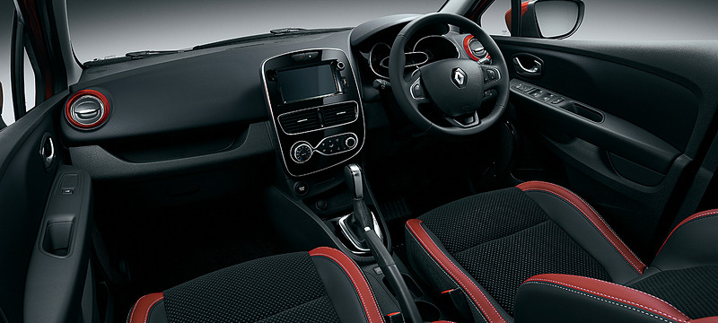 「ルージュエアコンベゼル」や、鮮やかな赤をアクセントカラーに用いたノワール/ルージュ インテリアを採用