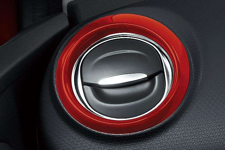 「ルージュエアコンベゼル」や、鮮やかな赤をアクセントカラーに用いたノワール/ルージュ インテリアを採用