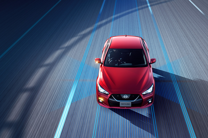 「プロパイロット 2.0」ではモービルアイ製の3眼式カメラ「トライカム」を新採用。さらにアラウンドビューモニターの4個のカメラ、フロントと両サイドを監視する計5個のレーダー、さらに計12個のソナーなどを使って車両周辺の状況を360度センシング。HDマップの地図情報と合わせてハンズオフ機能を実現するほか、前後の状況から判断して車線変更などをアシストする