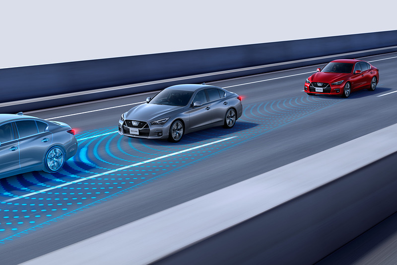 「プロパイロット 2.0」ではモービルアイ製の3眼式カメラ「トライカム」を新採用。さらにアラウンドビューモニターの4個のカメラ、フロントと両サイドを監視する計5個のレーダー、さらに計12個のソナーなどを使って車両周辺の状況を360度センシング。HDマップの地図情報と合わせてハンズオフ機能を実現するほか、前後の状況から判断して車線変更などをアシストする