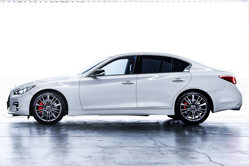 400Rでは専用デザインの19インチホイールとレッド塗装のブレーキキャリパー、ブラックドアミラーなどを採用