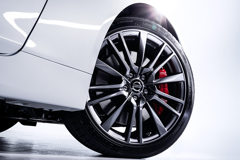 400Rでは専用デザインの19インチホイールとレッド塗装のブレーキキャリパー、ブラックドアミラーなどを採用