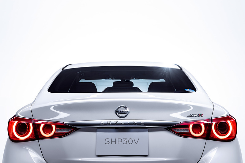 トランクリッドの高い位置に400Rのエンブレムを装着