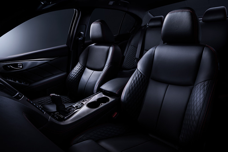 インテリアもキルティング加工のシートやレッドステッチを使う400R専用となる