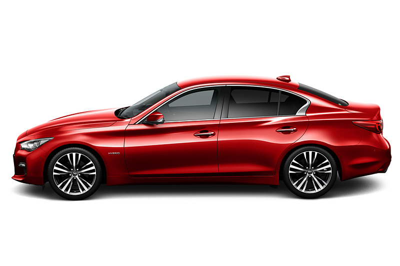 新色の「カーマインレッド」。光の当たり具合によって鮮やかな発色と深みのある陰影のコントラストが生まれ、スポーティな走りの意思を表現する