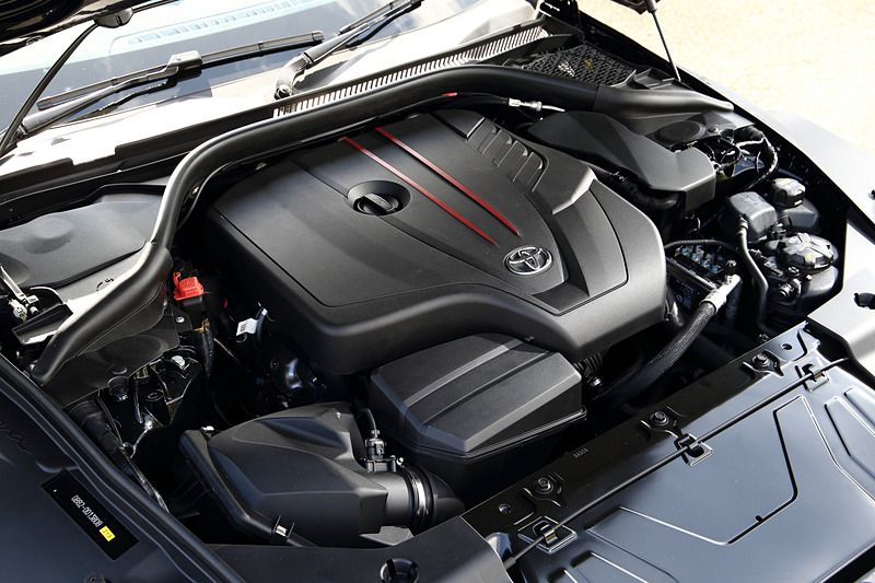 SZの直列4気筒2.0リッター直噴ターボ「B48」型エンジンでは最高出力145kW（197PS）/4500rpm、最大トルク320Nm（32.7kgfm）/1450-4200rpmを、同型エンジンを積むSZ-Rでは最高出力190kW（258PS）/5000rpm、最大トルク400Nm（40.8kgfm）/1550-4400rpmをそれぞれ発生。WLTCモード燃費はSZが13.1km/L、SZ-Rが12.7km/L