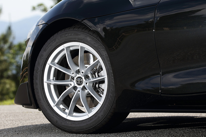 直列4気筒2.0リッター直噴ターボ「B48」型エンジンを搭載するブラックメタリックカラーの「SZ」（490万円）。なお、新型スープラにおけるマフラーの出口形状はいずれのモデルも左右1本出しとなるが、直6モデルと直4モデルで出口形状のデザインが異なる。アルミホイール以外の外観でグレードを見分ける数少ないポイントの1つだ