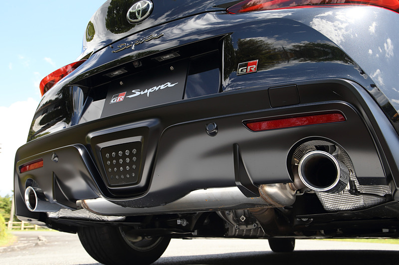 直列4気筒2.0リッター直噴ターボ「B48」型エンジンを搭載するブラックメタリックカラーの「SZ」（490万円）。なお、新型スープラにおけるマフラーの出口形状はいずれのモデルも左右1本出しとなるが、直6モデルと直4モデルで出口形状のデザインが異なる。アルミホイール以外の外観でグレードを見分ける数少ないポイントの1つだ