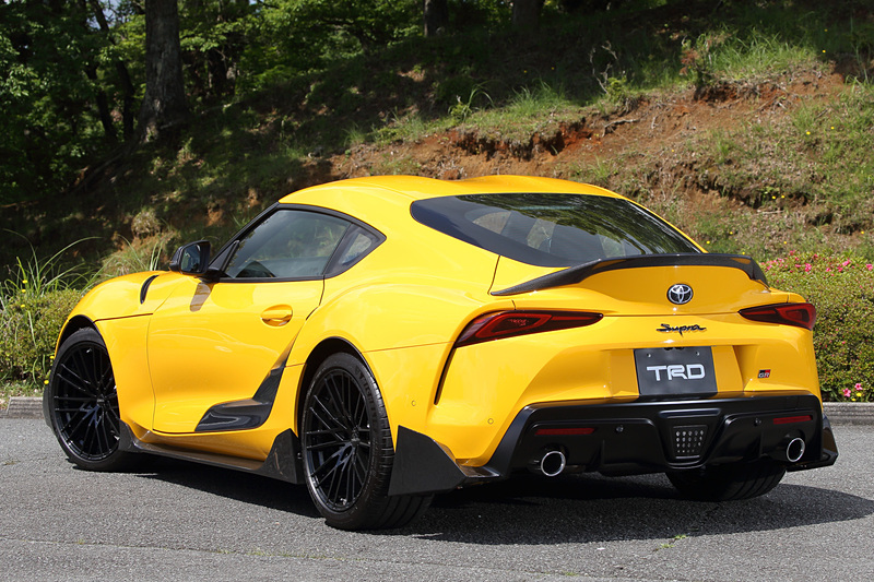 ライトニングイエローカラーのモデルはオプション設定のGRパーツを装着した「SZ-R」(ベースのSZ-Rの価格は590万円)。材質にCFRP(炭素繊維強化樹脂)を採用する「GRフロントスポイラー」(34万5600円)、「GRサイドスカート」(37万8000円)、「GRリヤサイドスポイラー」(17万2800円)、「GRサイドドアガーニッシュ」(39万9600円)、「GRトランクスポイラー」(21万6000円)に加え、「GR19インチ鍛造アルミホイール」(69万1200円/台)などを装着。試乗車の足下は切削光輝+ブラック塗装仕様の18インチアルミホイールにミシュラン「パイロット スーパー スポーツ」(フロント255/40ZR18、リア275/40ZR18)となる