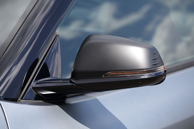 新型スープラではエアロダイナミクスの中でリフト（揚力）の発生低減を目指した造形が与えられ、フロントとリアの空力バランス、重量バランスといったスポーツカーで重視されるポイントを最適化。ルーフには空気抵抗を低減するダブルバブルルーフを採用する。RZの足下は鍛造仕様の19インチアルミホイールにミシュラン「パイロット スーパー スポーツ」（フロント255/35ZR19、リア275/35ZR19）の組み合わせ