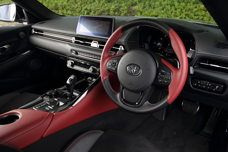 インテリアでは水平基調のインパネデザインを採用するとともに、メーターパネルやHUD、パドルシフト、ステアリングスイッチといった視認・操作系のエレメントをドライバー側に集中配置。メーターパネルには8.8インチ高精細カラーモニターを使用するほか、RZは「イグニッションレッド」のアルカンターラ＋本革シートを装備