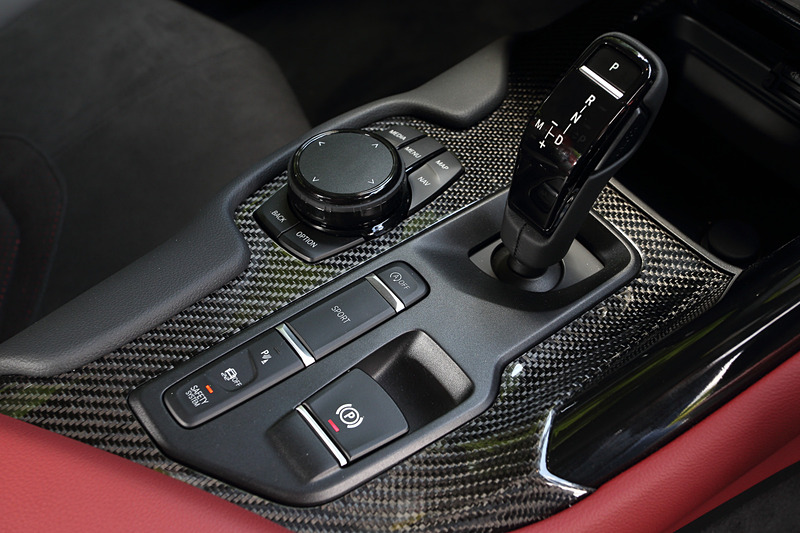 インテリアでは水平基調のインパネデザインを採用するとともに、メーターパネルやHUD、パドルシフト、ステアリングスイッチといった視認・操作系のエレメントをドライバー側に集中配置。メーターパネルには8.8インチ高精細カラーモニターを使用するほか、RZは「イグニッションレッド」のアルカンターラ＋本革シートを装備