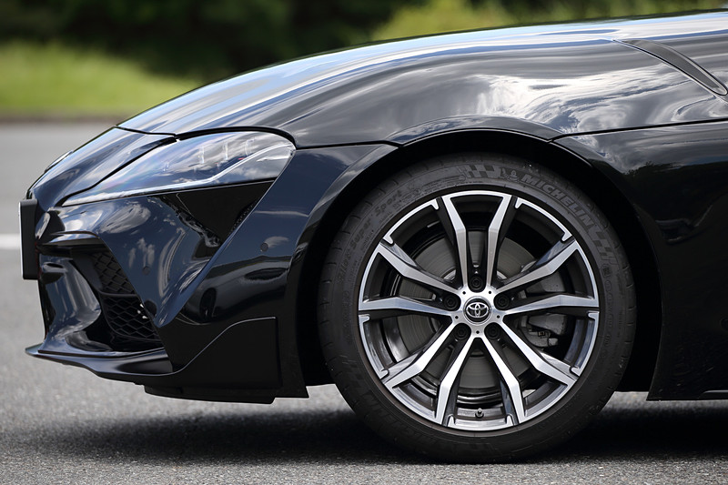 ライトニングイエローカラーのモデルはオプション設定のGRパーツを装着した「SZ-R」(ベースのSZ-Rの価格は590万円)。材質にCFRP(炭素繊維強化樹脂)を採用する「GRフロントスポイラー」(34万5600円)、「GRサイドスカート」(37万8000円)、「GRリヤサイドスポイラー」(17万2800円)、「GRサイドドアガーニッシュ」(39万9600円)、「GRトランクスポイラー」(21万6000円)に加え、「GR19インチ鍛造アルミホイール」(69万1200円/台)などを装着。試乗車の足下は切削光輝+ブラック塗装仕様の18インチアルミホイールにミシュラン「パイロット スーパー スポーツ」(フロント255/40ZR18、リア275/40ZR18)となる