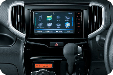 ピアノブラック調のインパネセンターガーニッシュ