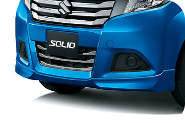 GX2ではエアロ形状のフロントバンパー（左）とリアバンパー（右）を装備