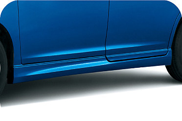 サイドアンダースポイラー（左）とルーフエンドスポイラー（右）もGX2で採用