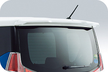 サイドアンダースポイラー（左）とルーフエンドスポイラー（右）もGX2で採用