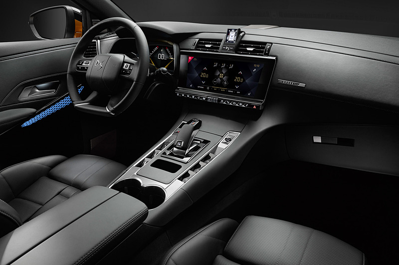 オペラインスピレーションのバサルトブラックレザー