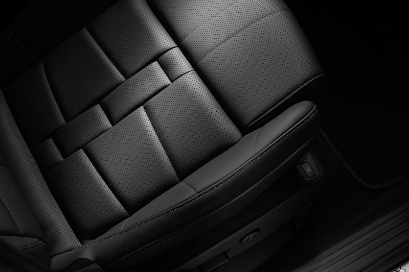 オペラインスピレーションのバサルトブラックレザー