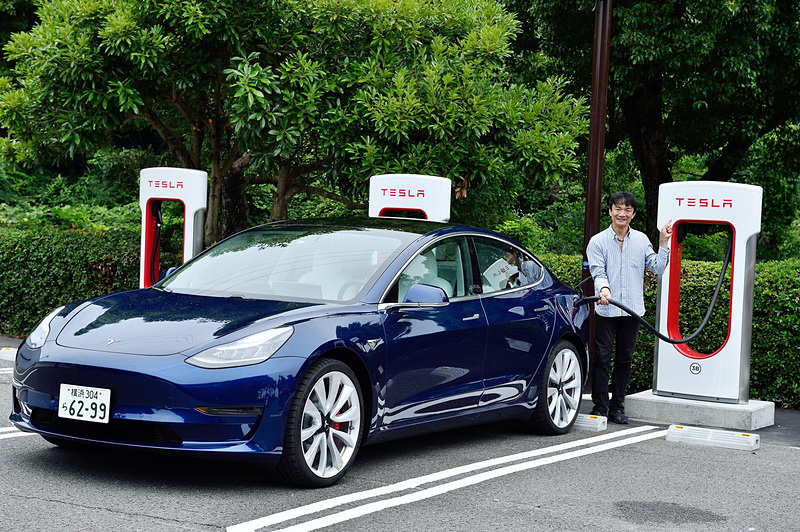 スーパーチャージャーステーションがオープンした徳島で岡本幸一郎がテスラ モデル 3に試乗