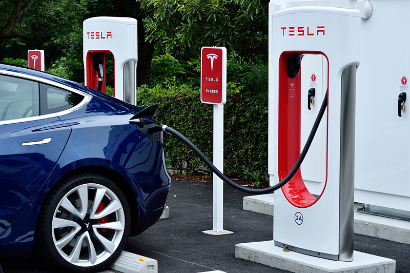 テスラ「モデル 3」は左後ろに充電口がある