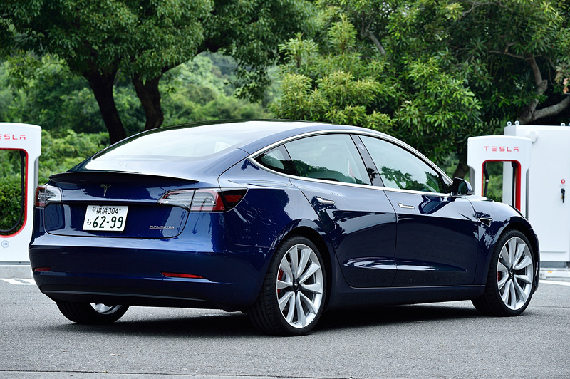 テスラ 3「パフォーマンス」のオプションパッケージ装着車。今回の試乗車は日本仕様とは異なる。北米仕様のスペックではボディサイズは4694×1849×1443mm（全長×全幅×全高）