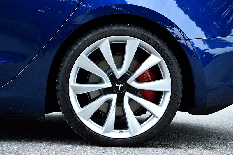 ホイールはオプションの20インチパフォーマンスホイール。前後ともに装着する赤いパフォーマンスブレーキもオプション